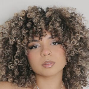 curly.glorii Profile Picture