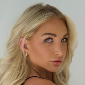 Shayna Holt - Age, Family, Bio | Famous Birthdays