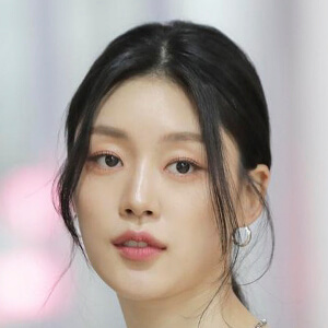 Choi Seo-eun Headshot 5 of 6