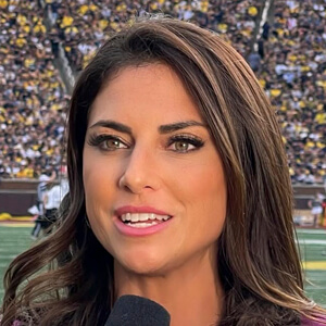 Jenny Dell Headshot 3 of 6