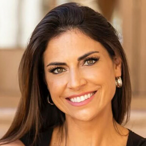 Jenny Dell Headshot 4 of 6