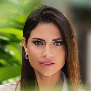 Jenny Dell Headshot 5 of 6