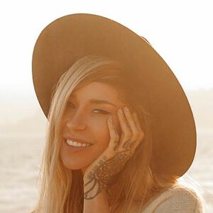 Sara Fabel Headshot 6 of 6