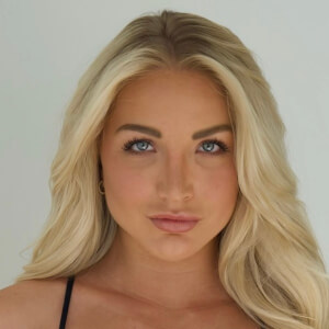 Shayna Holt Headshot 6 of 10