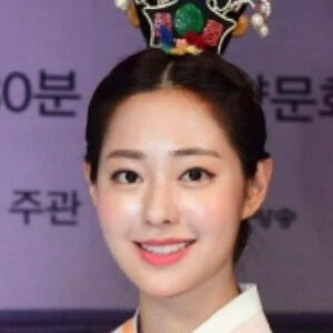 Shin Seul-ki Headshot 4 of 6