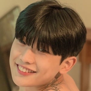 sinhoyoung - Age, Family, Bio | Famous Birthdays