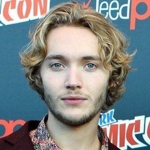 Toby Regbo talks about the cast of Reign, Francis and Harry Potter. 