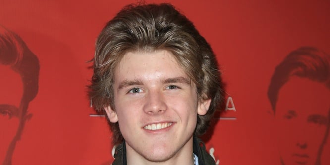 Sean Ryan Fox - Age, Family, Bio | Famous Birthdays