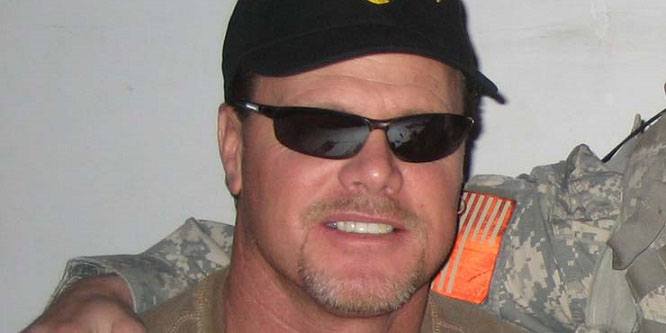 Jim McMahon wears Packers jersey while honoring Brett Favre