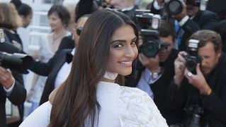 Sonam Kapoor - Age, Family, Bio | Famous Birthdays